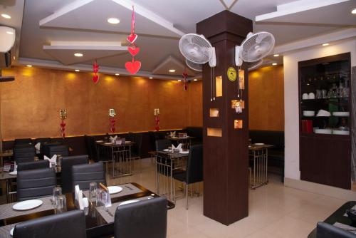 une salle à manger avec des tables et des chaises dans un restaurant dans l'établissement Hotel Priyadarsini, à Bānkura
