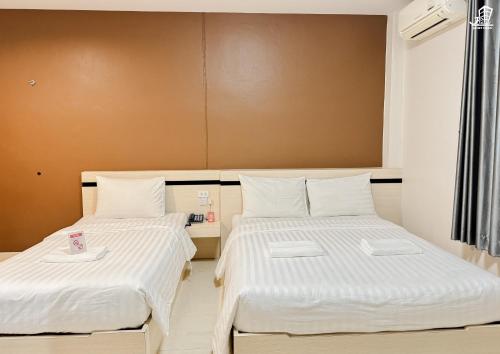 Postel nebo postele na pokoji v ubytování Jacky Chan Hotel