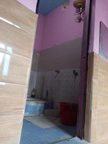 ein Bad mit WC in einem Zimmer in der Unterkunft Shivalik guest house in Dhanaulti
