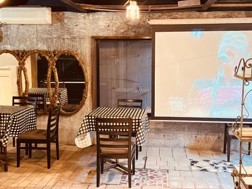 a room with tables and a projection screen at Casa Allegra in Yamanakako