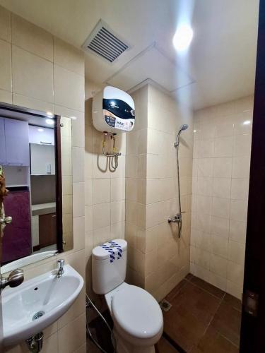 Un baño de Apartemen Vida View Makassar by drAnca