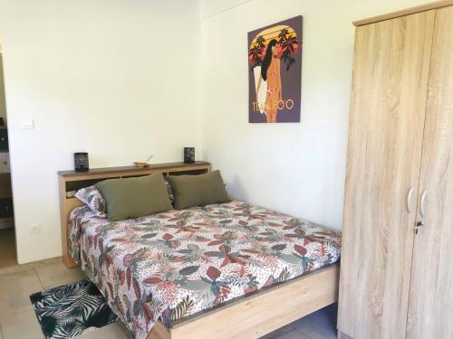 ein Schlafzimmer mit einem Bett und einem Wandgemälde in der Unterkunft Fare Kairos in Uturoa