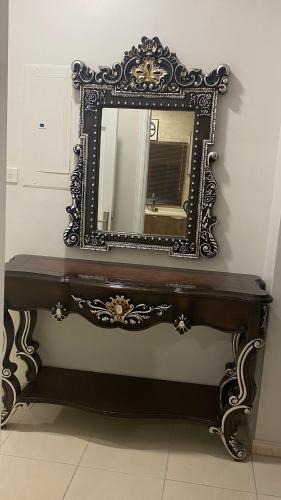 a mirror sitting on top of a wooden table at مرفق هجرة السياحي الخاص in Al Madinah