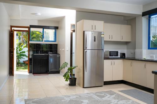 eine Küche mit einem Kühlschrank aus Edelstahl in der Unterkunft Croton House, Nadi in Nadi