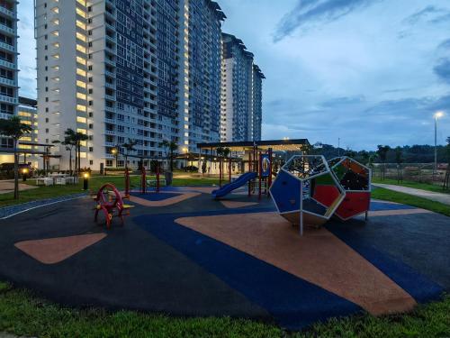 um parque infantil com escorregas e um baloiço num parque em Aspirasi Homestay Cyberjaya em Cyberjaya