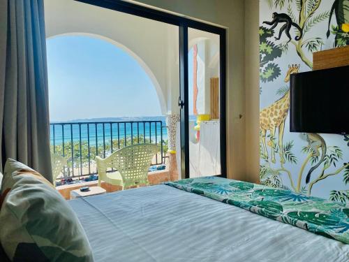南灣的住宿－覓夏旅店，一间卧室配有一张床,享有海景