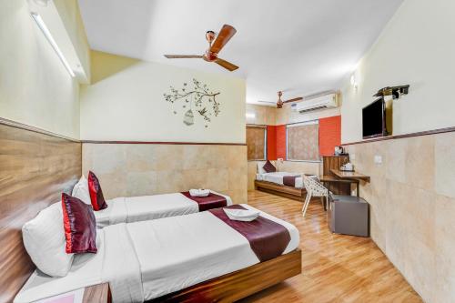 een slaapkamer met 2 bedden en een woonkamer bij Season 4 Residences - Nungambakkam Near US consulate, Apollo Hospital, Shankar Nethralaya in Chennai
