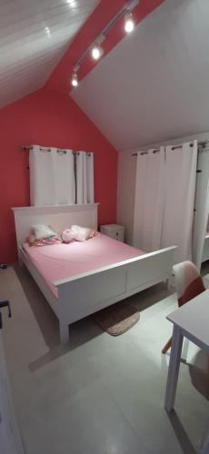 a bedroom with a white bed in a red wall at Meliyer cheerful 3 bedrooms villa at perebere in Pereybere