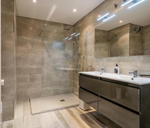 ein Badezimmer mit Waschbecken und Dusche in der Unterkunft 26 Front row penthouse golf and sea views Manilva Duquesa Andalusia in Manilva