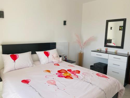 Ένα ή περισσότερα κρεβάτια σε δωμάτιο στο The Rooftop - Amazing apartment - Sea view - Pool - Penthouse -Jacuzzi - Sharm el Sheikh