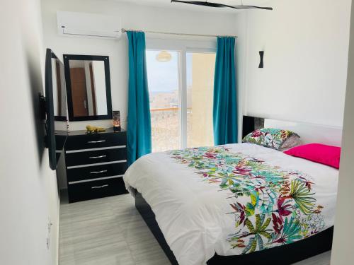 Ліжко або ліжка в номері The Rooftop - Amazing apartment - Sea view - Pool - Penthouse -Jacuzzi - Sharm el Sheikh