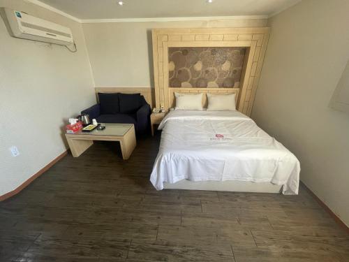 Un pat sau paturi într-o cameră la EQUUS Motel