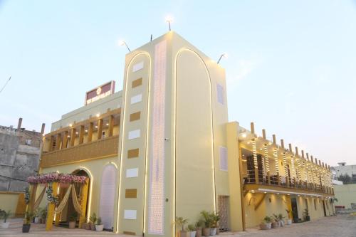 The Shyam palace hotel and Resort في Gopālganj: مبنى أصفر كبير مع صليب في الأعلى