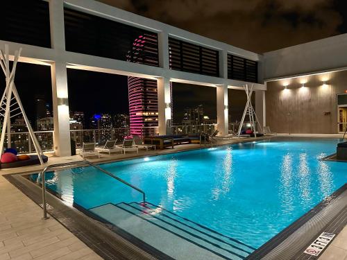 una gran piscina con vistas a la ciudad por la noche en Pool Rooftop Luxury loft Miami Downtown, Brickell, en Miami