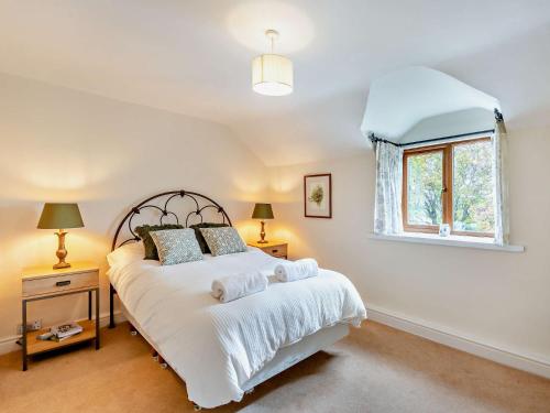 una camera con letto e finestra di 3 Bed in Holywell 89614 a Whitford
