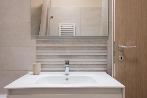 a bathroom with a sink and a mirror at Konstanzer 44 - 1 camera, bucaterie, aer conditionat, masina de spalat in Iaşi