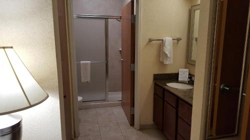 Staybridge Suites Corpus Christi, an IHG Hotel في كوربوس كريستي: حمام مع دش ومغسلة