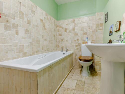e bagno con vasca, servizi igienici e lavandino. di 3 Bed in Braunton 86704 a Braunton