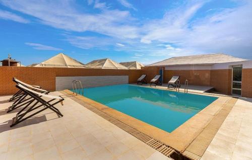 a swimming pool on top of a building at ARMAN DESERT RESORT in Sām