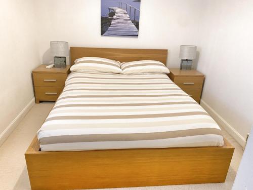 1 dormitorio con 1 cama grande y 2 mesitas de noche en Ground floor Central 1 bed with parking en Aberdeen
