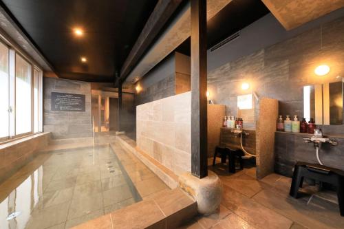 津和野町にあるYutorelo Tsuwanoのバスルーム(シャワー、シンク付)が備わります。