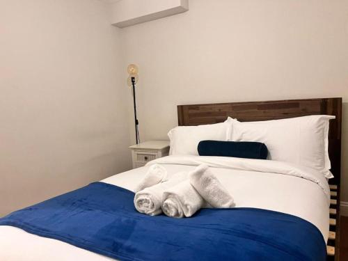 Ein Bett oder Betten in einem Zimmer der Unterkunft Exquisite 2 bedroom, Sleeps 4, Wifi LONG STAY WORK LEISURE CONTRACTOR - Lolite Apartment