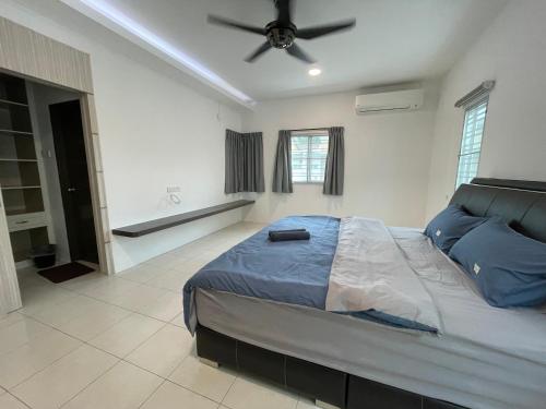 - une chambre avec un lit et un ventilateur de plafond dans l'établissement Eyu Sweet Home in Sitiawan 10-13 pax free wifi, à Sitiawan