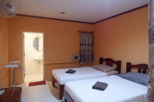 1 dormitorio con 2 camas y baño con lavamanos en Goldbeach guesthouse, en Ko Chang