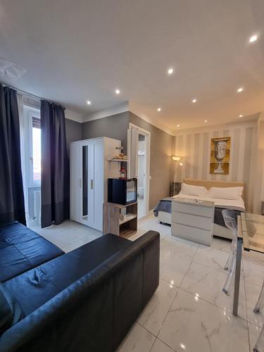 a living room with a couch and a bed at B&B Pescara Centro Luxury Suite in Pescara