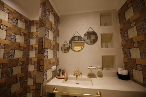 La salle de bains est pourvue d'un lavabo et d'un miroir. dans l'établissement Riad Oum B&B, à Marrakech