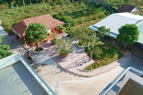 een uitzicht op een huis met bomen en een gebouw bij KHÁCH SẠN HÀ PHƯƠNG Tánh Linh in Phan Thiet