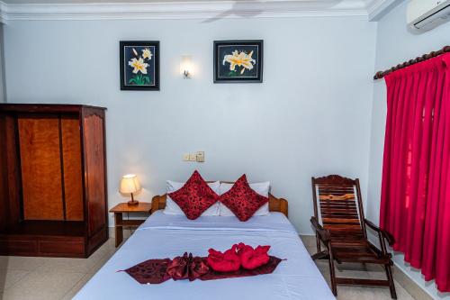 ein Schlafzimmer mit einem Bett mit roten Blumen darauf in der Unterkunft Golden Papaya Guesthouse in Siem Reap