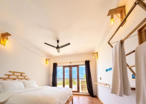 1 dormitorio con 2 camas y ventana en Manta Sea View Himandhoo, en Himandhoo 