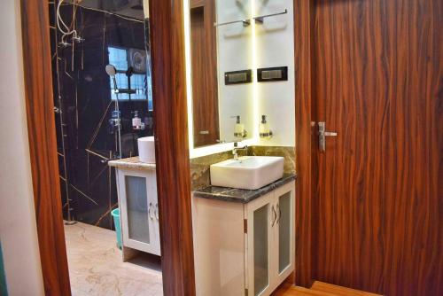 ein Bad mit einem Waschbecken und einem Spiegel in der Unterkunft Hill View in Guwahati