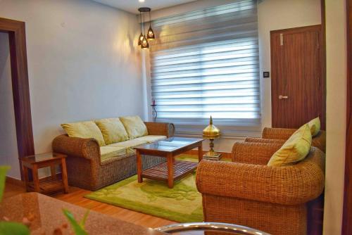 ein Wohnzimmer mit 2 Sofas und einem Tisch in der Unterkunft Hill View in Guwahati