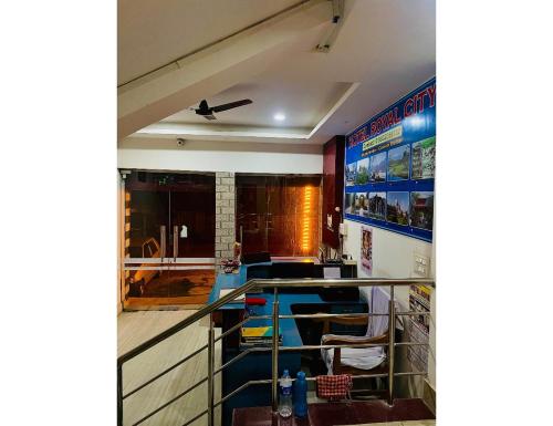 W pokoju znajduje się kuchnia ze szklanym blatem. w obiekcie Hotel Royal City, Chakchaka, WB w mieście Kuch Bihār