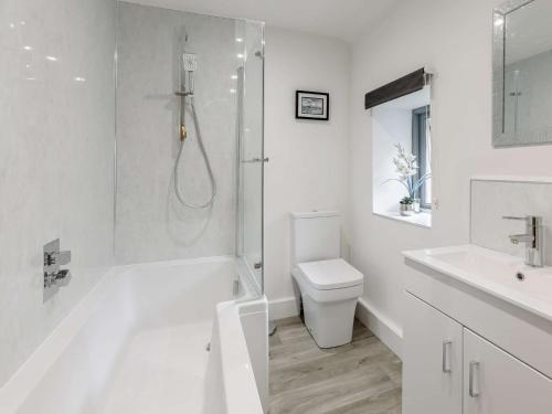 een witte badkamer met een douche en een toilet bij 2 bed in Padstow 83130 in Little Petherick