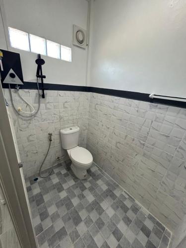 La salle de bains est pourvue de toilettes blanches. dans l'établissement หอพักนฤมล, à Bung Kan