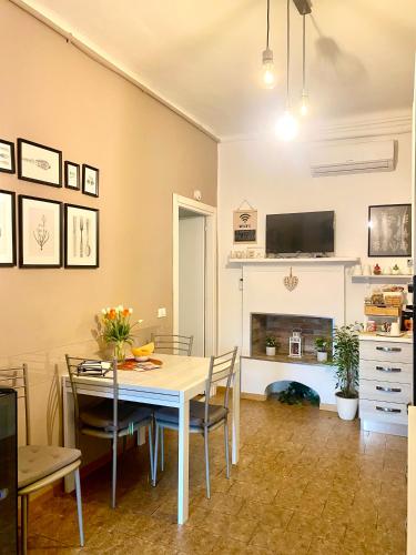 a dining room with a table and chairs and a fireplace at Appartamento Benaco 98 mq a Milano - Fondazione Prada in Milan