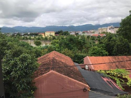 Blick auf eine Stadt mit Bäumen und Dächern in der Unterkunft Minh Thủy Hotel - 32 Nguyễn Chí Thanh, Điện Biên - by Bay Luxury in Diện Biên Phủ