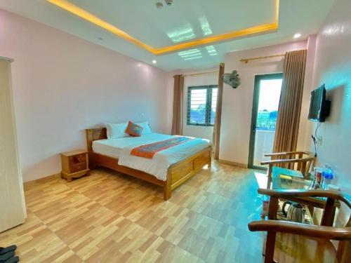 1 dormitorio con 1 cama y TV en Minh Thủy Hotel - 32 Nguyễn Chí Thanh, Điện Biên - by Bay Luxury, en Diện Biên Phủ