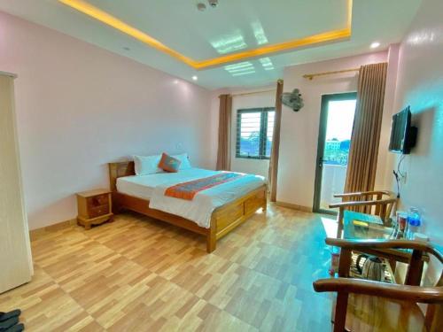 a bedroom with a bed and a television in it at Minh Thủy Hotel - 32 Nguyễn Chí Thanh, DB - by BAY LUXURY in Diện Biên Phủ