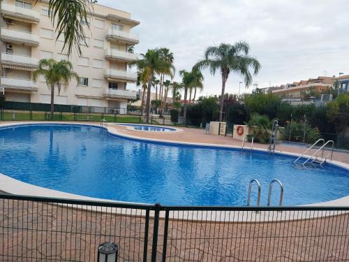 einem großen Pool vor einem Gebäude in der Unterkunft Ático dúplex con vistas in Canet d'en Berenguer