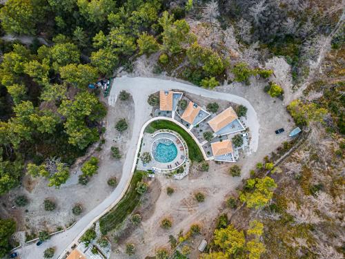 an aerial view of a house with a pool at AGROTOPIA Guesthouses in Theologos