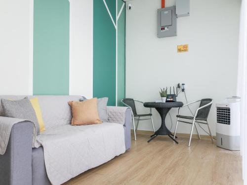 Posezení v ubytování Cheerful Guesthouse #Adventist#BudgetStay