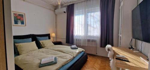 een slaapkamer met een bed met een hond ernaast bij Kuća za odmor "CENTRAL VILLAGE" in Županja