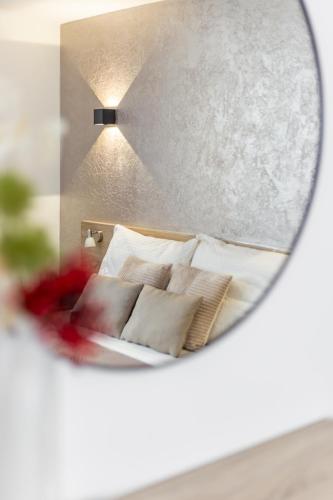 a mirror reflection of a bed with pillows at Penzion Pepovka in Filipovice