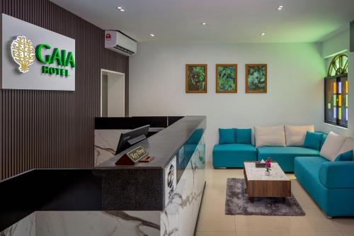 - un salon avec un canapé bleu et une table dans l'établissement GAIA Hotel, à Tanjung Bungah