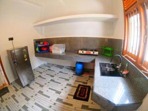 una vista aérea de una cocina con encimera en Thushen Villa, en Matara