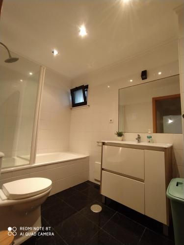 uma casa de banho com um WC, uma banheira e um lavatório. em Apartamento Quitéria - Funchal no Funchal
